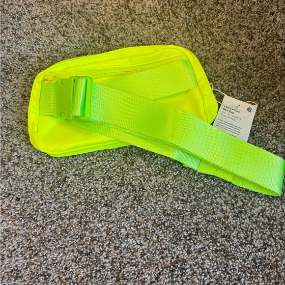 Lululemon Neon Yellow everywhere belt bag brand new - Picture 2 of 3